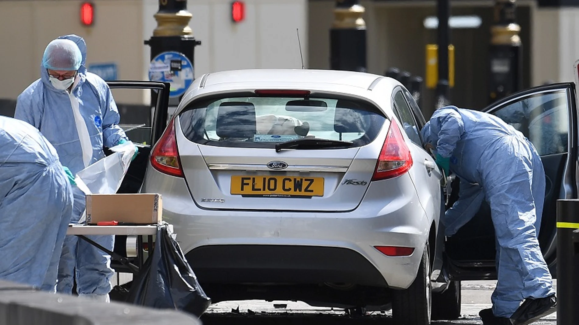 Coche que chocó contra las barreras del parlamento británico en Londres Coche que chocó contra las barreras del parlamento británico en Londres