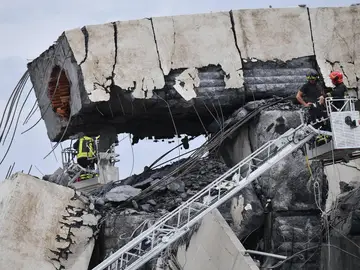 Miembros de los servicios de rescate trabajan en la búsqueda de víctimas tras el derrumbe Miembros de los servicios de rescate trabajan en la búsqueda de víctimas tras el derrumbe