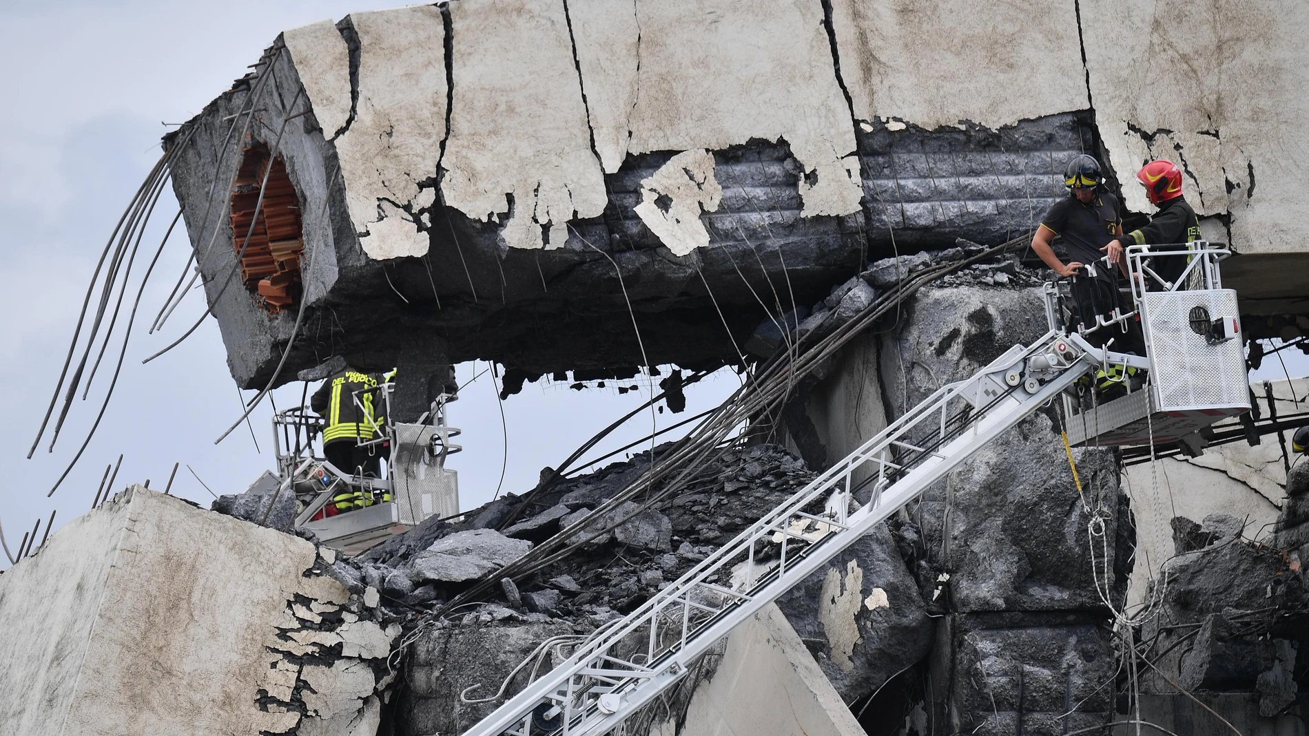 Miembros de los servicios de rescate trabajan en la búsqueda de víctimas tras el derrumbe Miembros de los servicios de rescate trabajan en la búsqueda de víctimas tras el derrumbe