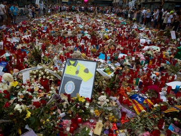 El mosaico de Miró de la Rambla lleno de flores en recuerdo de las víctimas