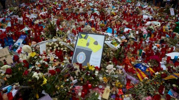 El mosaico de Miró de la Rambla lleno de flores en recuerdo de las víctimas El mosaico de Miró de la Rambla lleno de flores en recuerdo de las víctimas