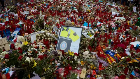 El mosaico de Miró de la Rambla lleno de flores en recuerdo de las víctimas El mosaico de Miró de la Rambla lleno de flores en recuerdo de las víctimas