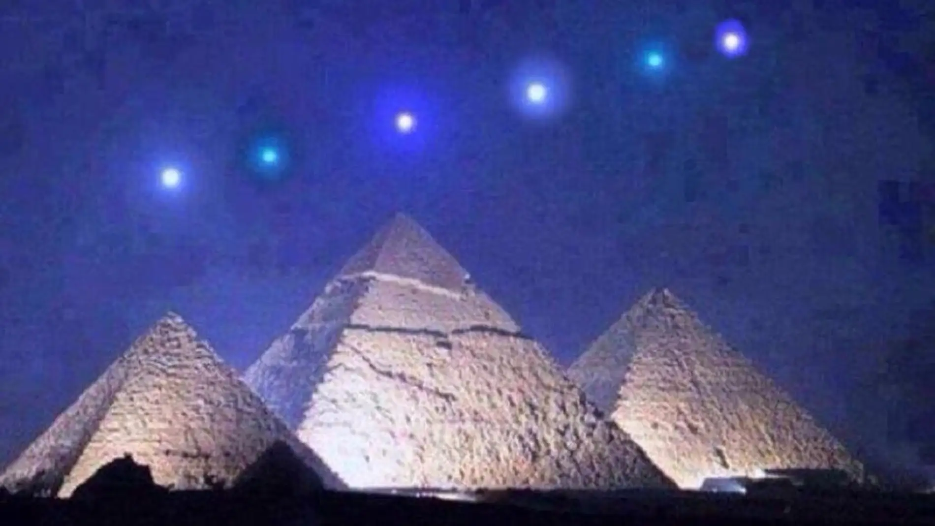 Los planetas alineados sobre las pirámides