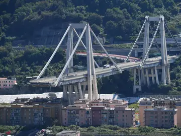 Vehículos permanecen sobre una sección de un puente que continúa en pie Vehículos permanecen sobre una sección de un puente que continúa en pie