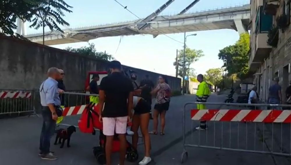 Decenas de personas se acercan al barrio bajo el viaducto de Génova para poder recuperar algunos senseres