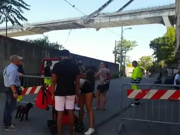 Decenas de personas se acercan al barrio bajo el viaducto de Génova para poder recuperar algunos senseres Decenas de personas se acercan al barrio bajo el viaducto de Génova para poder recuperar algunos senseres