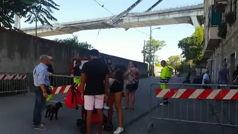 Decenas de personas se acercan al barrio bajo el viaducto de Génova para poder recuperar algunos senseres Decenas de personas se acercan al barrio bajo el viaducto de Génova para poder recuperar algunos senseres