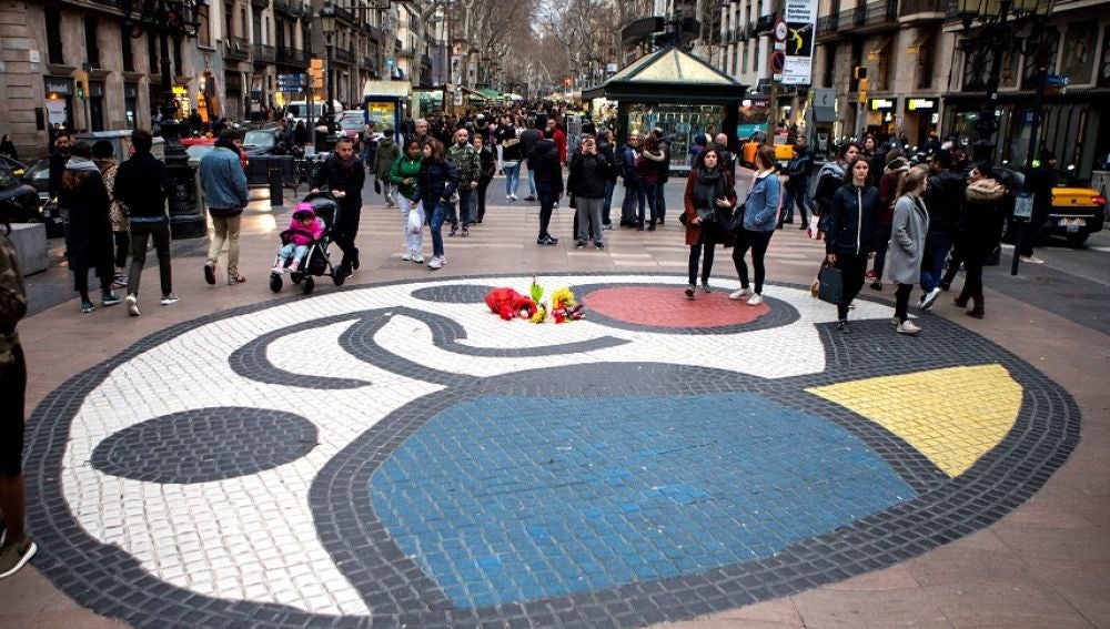 Unas flores homenajean a las víctimas del atentado de las Ramblas de Barcelona (Archivo)