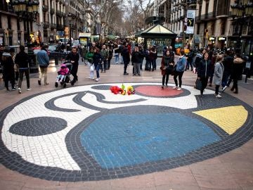 Unas flores homenajean a las víctimas del atentado de las Ramblas de Barcelona (Archivo)
