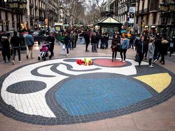 Unas flores homenajean a las víctimas del atentado de las Ramblas de Barcelona (Archivo) Unas flores homenajean a las víctimas del atentado de las Ramblas de Barcelona (Archivo)