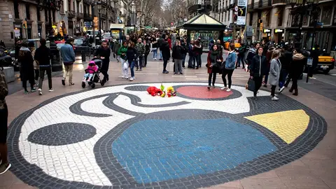 Unas flores homenajean a las víctimas del atentado de las Ramblas de Barcelona (Archivo) Unas flores homenajean a las víctimas del atentado de las Ramblas de Barcelona (Archivo)