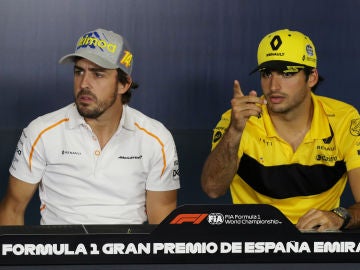Fernando Alonso y Carlos Sainz, durante una rueda de prensa