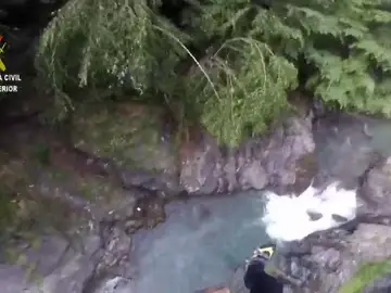 La Guardia Civil rescata a una pareja que pasó la noche en un barranco de Huesca La Guardia Civil rescata a una pareja que pasó la noche en un barranco de Huesca