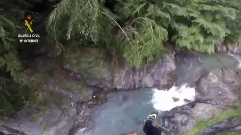 La Guardia Civil rescata a una pareja que pasó la noche en un barranco de Huesca La Guardia Civil rescata a una pareja que pasó la noche en un barranco de Huesca