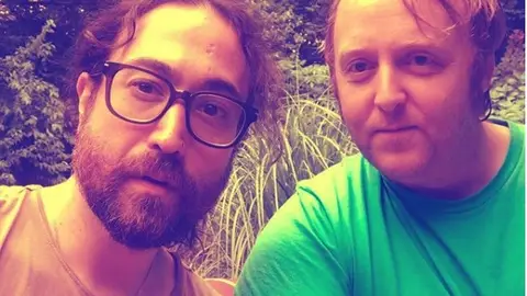 Imagen de Sean Ono Lennon y James McCartney Imagen de Sean Ono Lennon y James McCartney