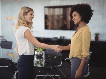 Dos mujeres se dan la mano Dos mujeres se dan la mano