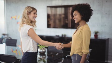 Dos mujeres se dan la mano