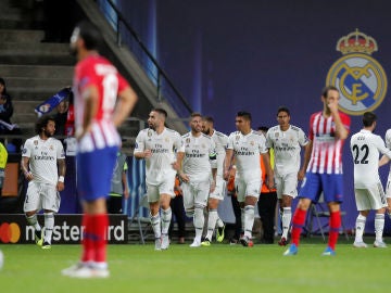 Los jugadores del Real Madrid celebran uno de los goles contra el Atlético de Madrid