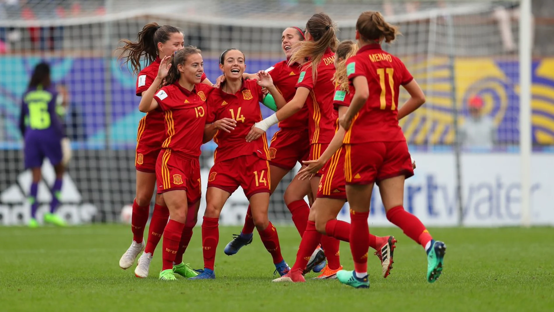 Las jugadoras de la selección española celebran uno de los goles contra Nigeria Las jugadoras de la selección española celebran uno de los goles contra Nigeria