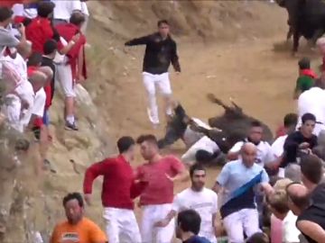 Una vaca cae de forma violenta sobre varios mozos en un encierro de Navarra