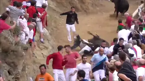 Una vaca cae de forma violenta sobre varios mozos en un encierro de Navarra Una vaca cae de forma violenta sobre varios mozos en un encierro de Navarra