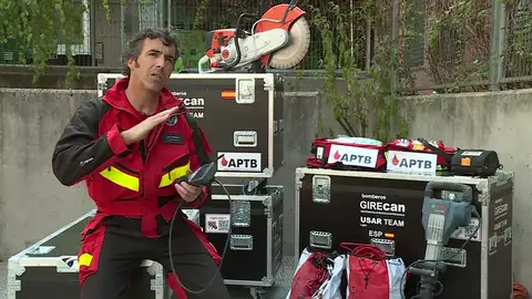 Miembros del equipo de bomberos Girecan aclaran las técnicas que llevan a cabo en el derrumbe del puente de Génova Miembros del equipo de bomberos Girecan aclaran las técnicas que llevan a cabo en el derrumbe del puente de Génova
