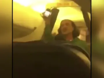 El momento en que desalojan a Alejandro Fernández de un avión El momento en que desalojan a Alejandro Fernández de un avión