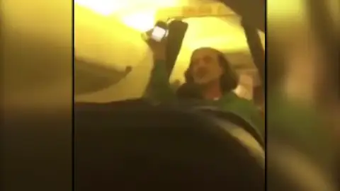 El momento en que desalojan a Alejandro Fernández de un avión El momento en que desalojan a Alejandro Fernández de un avión