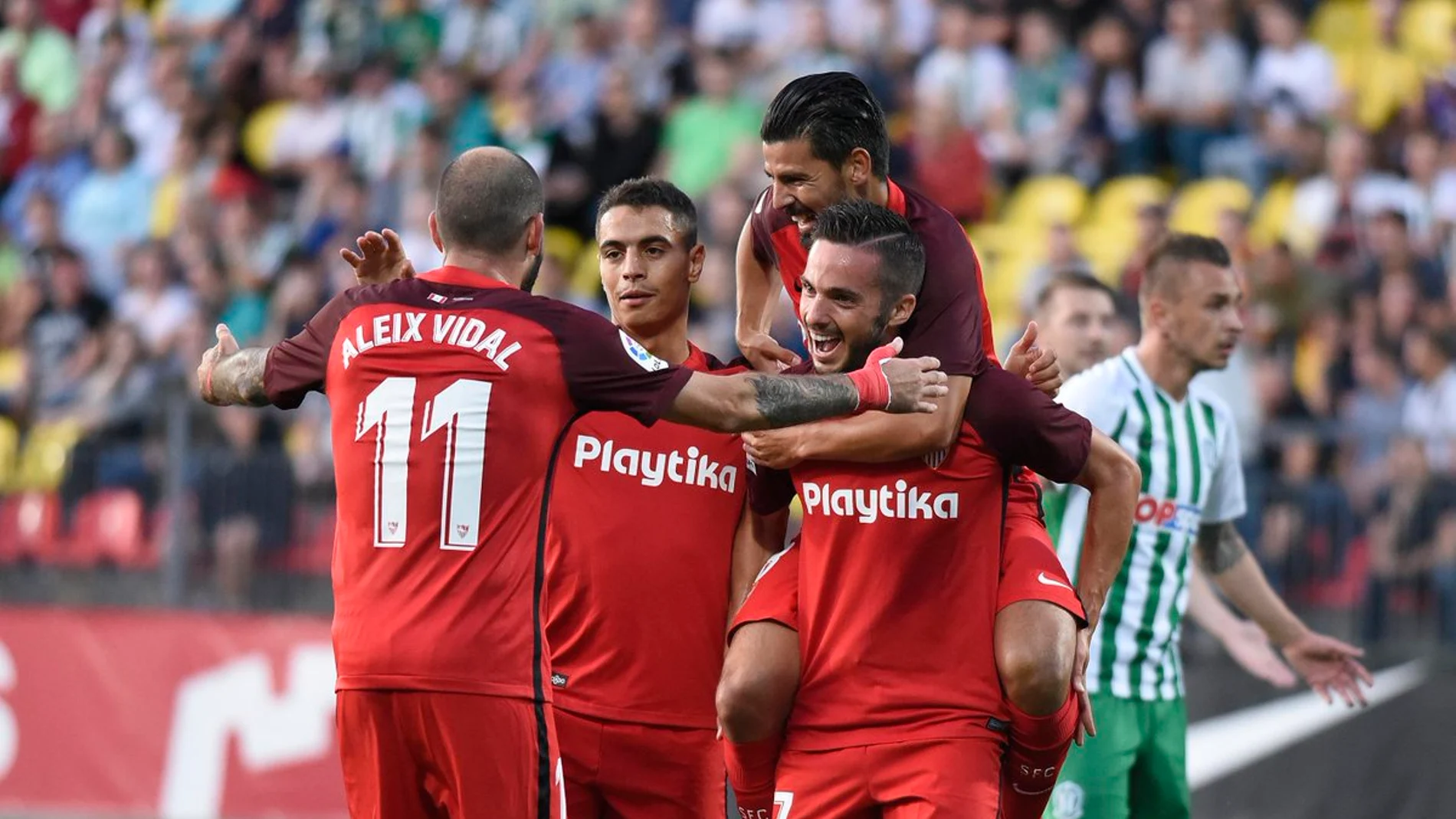 Los jugadores del Sevilla celebran uno de sus goles contra el Vilnius Los jugadores del Sevilla celebran uno de sus goles contra el Vilnius