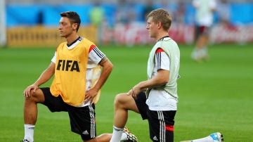 Özil y Kroos calientan antes de un partido con Alemania