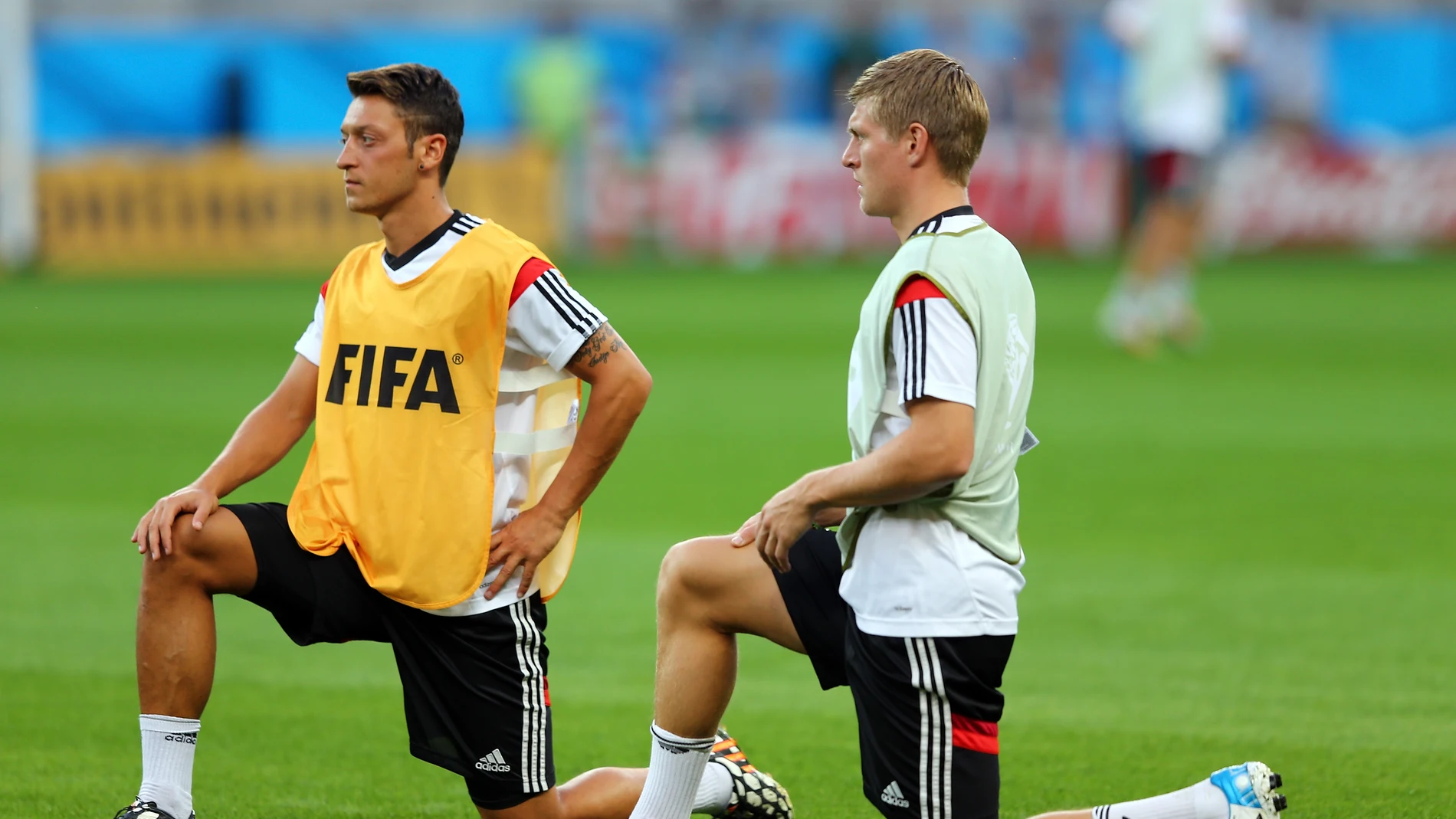 Özil y Kroos calientan antes de un partido con Alemania Özil y Kroos calientan antes de un partido con Alemania