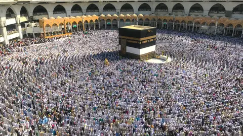 Peregrinos en La Meca (16-08-2018) Los peregrinos Hajj musulmanes realizan la oración de la noche alrededor de la Kaaba, el lugar más sagrado del Islam, ubicado en el centro de la mezquita de Al-Haram (Gran Mezquita) en la Meca, Arabia Saudita.