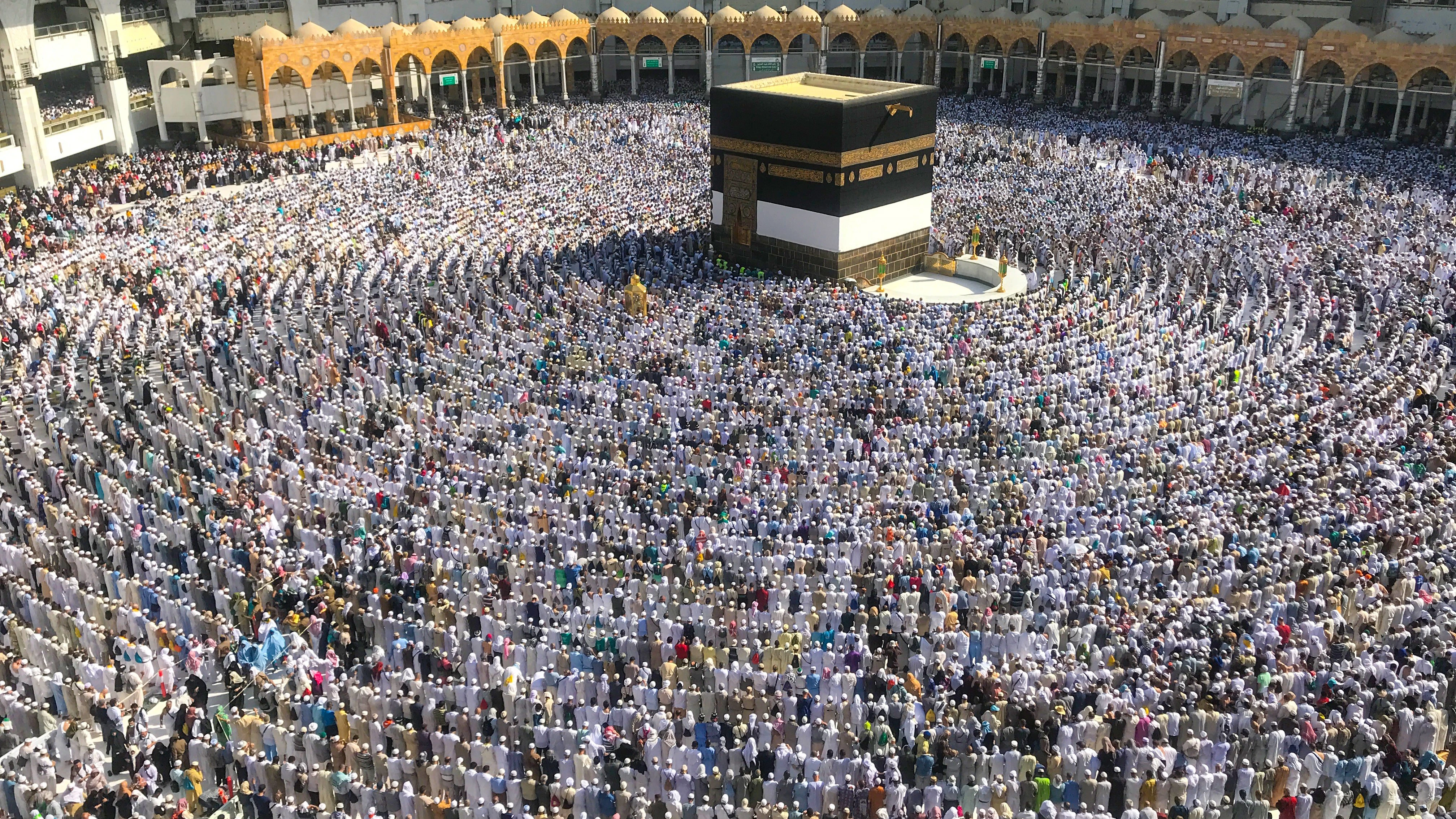 Peregrinos en La Meca (16-08-2018) Los peregrinos Hajj musulmanes realizan la oración de la noche alrededor de la Kaaba, el lugar más sagrado del Islam, ubicado en el centro de la mezquita de Al-Haram (Gran Mezquita) en la Meca, Arabia Saudita.