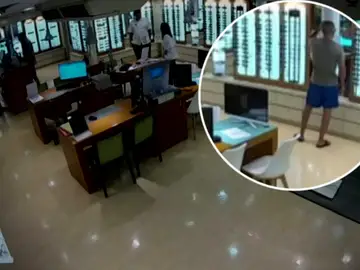 El vídeo del robo de Ángel Boza, miembro de 'La Manada': así se llevó unas gafas de sol de unos grandes almacenes en Sevilla El vídeo del robo de Ángel Boza, miembro de 'La Manada': así se llevó unas gafas de sol de unos grandes almacenes en Sevilla