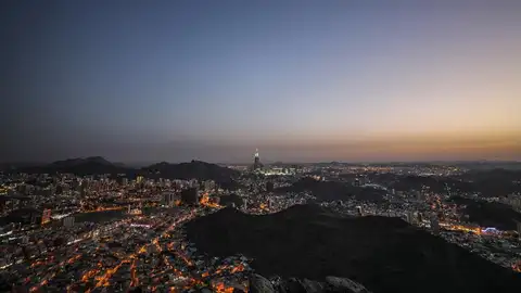 Imagen de archivo de la peregrinación a la Meca Vista panorámica de la torre 'Makkah Royal Clock Tower' durante la peregrinación a la Meca, Arabia Saudí, ayer, 15 de agosto de 2018. Se estima que alrededor de 2,5 millones de musulmanes llegarán hasta la ciudad santa del Islam para acudir al Día de Arafah, celebrado la víspera de Eid al-Adha, una de las dos festividades más importantes del mundo musulmán que se celebran cada año y que supone el inicio de la peregrinación a la Meca.