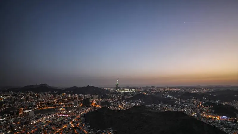 Vista panor&aacute;mica de la torre 'Makkah Royal Clock Tower' durante la peregrinaci&oacute;n a la Meca, Arabia Saud&iacute;, ayer, 15 de agosto de 2018. Se estima que alrededor de 2,5 millones de musulmanes llegar&aacute;n hasta la ciudad santa del Islam para acudir al D&iacute;a de Arafah, celebrado la v&iacute;spera de Eid al-Adha, una de las dos festividades m&aacute;s importantes del mundo musulm&aacute;n que se celebran cada a&ntilde;o y que supone el inicio de la peregrinaci&oacute;n a la Meca.