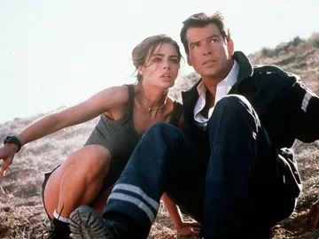 Denise Richards y Pierce Brosnan en 'El mundo nunca es suficiente' Denise Richards y Pierce Brosnan en 'El mundo nunca es suficiente'