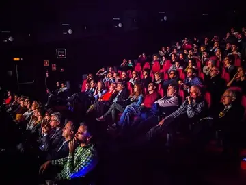 Decenas de personas en una sala de cine Decenas de personas en una sala de cine
