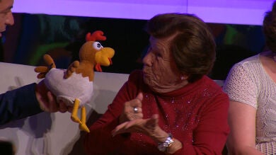 Arturo Valls, inquieto por descubrir el significado de los extraños gestos de una señora del público