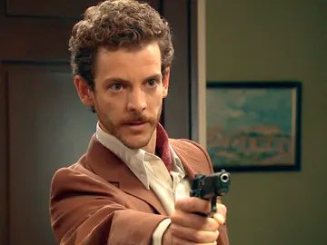 Javier, cargado de ira, encañona a la persona que más ha querido y que más odia Javier, cargado de ira, encañona a la persona que más ha querido y que más odia