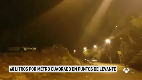 Gandía y Denia izan la bandera roja y prohíben el baño en sus playas por las tormentas Gandía y Denia izan la bandera roja y prohíben el baño en sus playas por las tormentas
