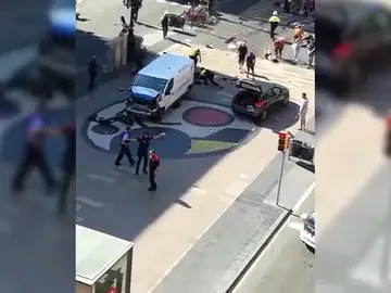 Los comercios de Las Ramblas siguen intentando volver a la normalidad tras el atentado yihadista Los comercios de Las Ramblas siguen intentando volver a la normalidad tras el atentado yihadista