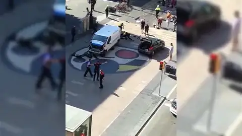 Los comercios de Las Ramblas siguen intentando volver a la normalidad tras el atentado yihadista Los comercios de Las Ramblas siguen intentando volver a la normalidad tras el atentado yihadista
