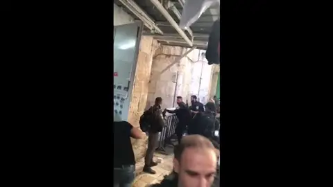 La Policía de Israel abate a tiros a un hombre que intentó apuñalar a uno de ellos La Policía de Israel abate a tiros a un hombre que intentó apuñalar a uno de ellos