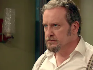 Ernesto escucha su propia sentencia por la radio en boca de Carvajal Ernesto escucha su propia sentencia por la radio en boca de Carvajal