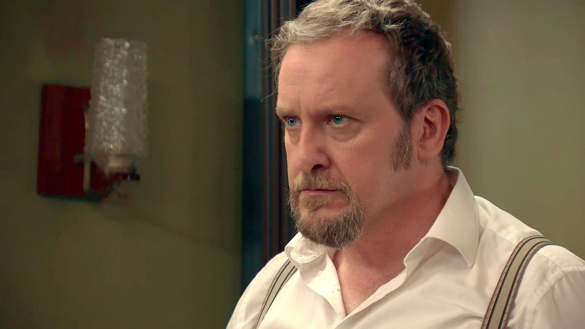 Ernesto escucha su propia sentencia por la radio en boca de Carvajal