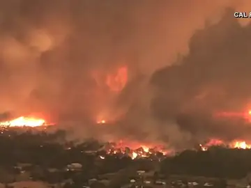 REMOLINO DE FUEGO EN LOS INCENDIOS DE CALIFORNIA REMOLINO DE FUEGO EN LOS INCENDIOS DE CALIFORNIA