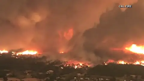 REMOLINO DE FUEGO EN LOS INCENDIOS DE CALIFORNIA REMOLINO DE FUEGO EN LOS INCENDIOS DE CALIFORNIA