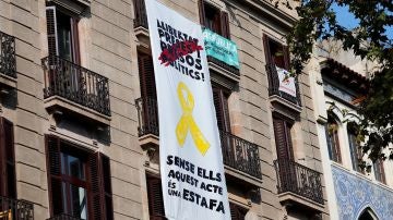 Una tercera pancarta cuelga de un edificio de Las Ramblas de Barcelona