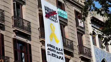 Una tercera pancarta cuelga de un edificio de Las Ramblas de Barcelona Una tercera pancarta cuelga de un edificio de Las Ramblas de Barcelona